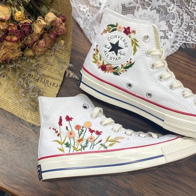 Thêu hoa lên đôi giày Converse cao cổ