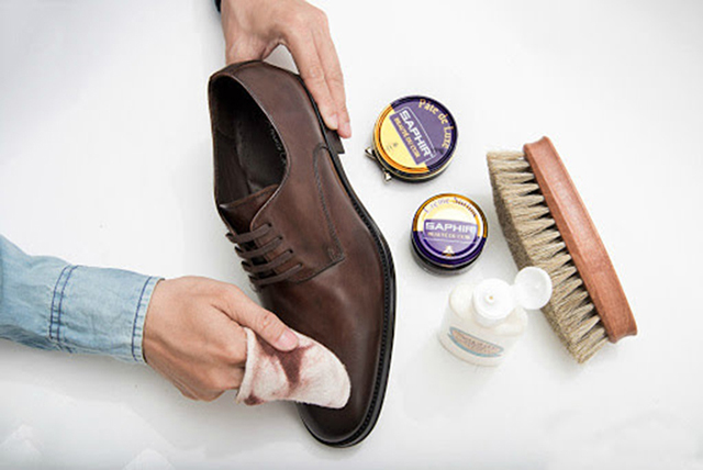 Thường xuyên vệ sinh cho giày da để kéo dài tuổi thọ của sản phẩm