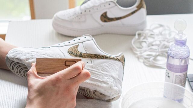 Loại sạch các vết bẩn trước khi custom giày