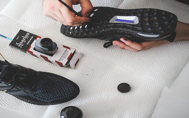 Sửa giày bị tróc da bằng phương pháp phun sơn hoặc thuốc nhuộm