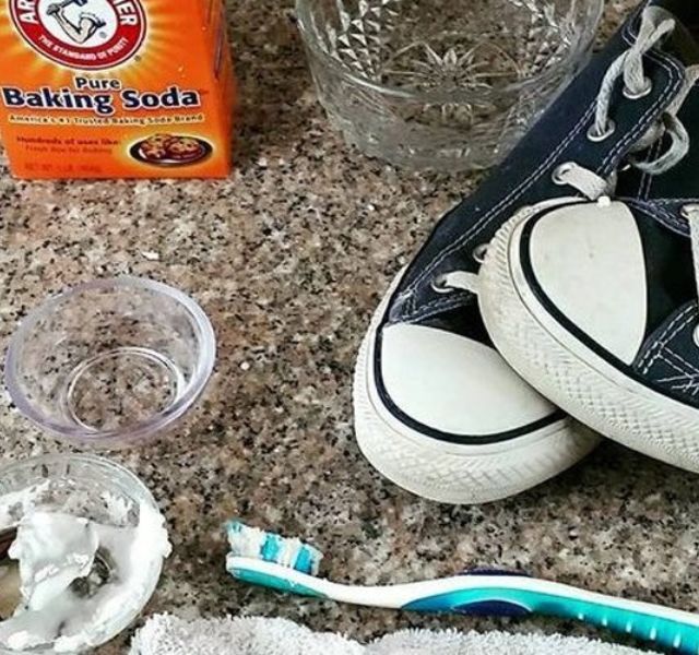 Baking - Soda có tác dụng tẩy sạch đế giày bị ố