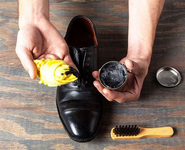 Bạn cũng có thể dùng xi đánh giày, cồn và sơn móng tay để xử lý vết rộp