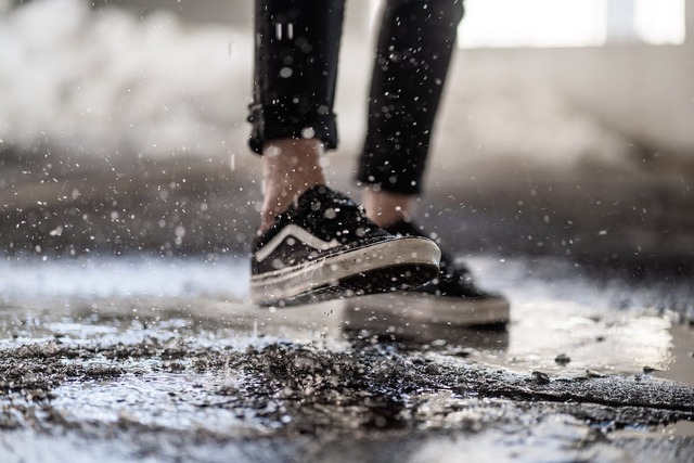 Xịt nano giúp giày không bị thấm nước mưa