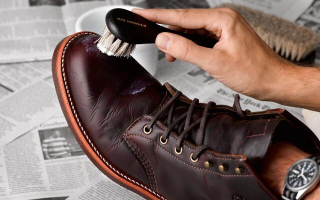Vệ sinh bằng bàn chải cứng khiến giày da dễ rách