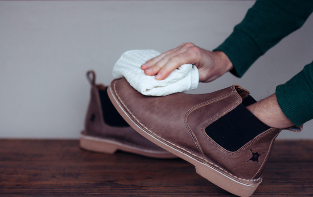 Trước khi sửa giày da cần làm sạch cẩn thận