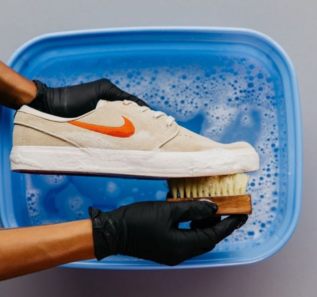 Sử dụng chất tẩy rửa thông dụng để làm sạch giày