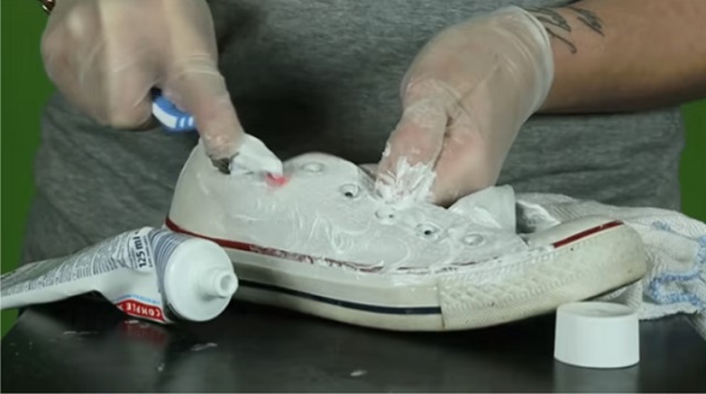Kem đánh răng là nguyên liệu quen thuộc để vệ sinh giày